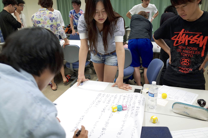 大学でのアイデア理論の実践活動に取り組む参加者